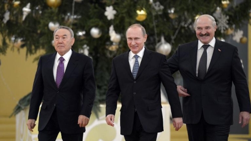 Tổng thống Nga Putin (giữa) và hai người đồng cấp Kazakhstan (trái) và Belarus (phải).